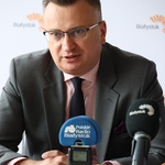 Zastępca Prezydenta Rafał Rudnicki udziela wywiadu do mikrofonów