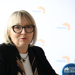 Radna Katarzyna Kisielewska-Martyniuk udziela wywiadu podczas konferencji