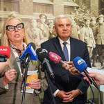 Dyrektor Galerii im. Śledzińskich Jolanta Szczygieł- Roszkowska udziela wywiadu podczas konferencji, obok stoi Prezydent Miasta Białystok