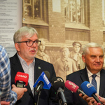 Dyrektor Muzeum Wojska Polskiego Rober Sadowski udziela wywiadu podczas konferencji, obok stoi Prezydent Miasta Białegostoku