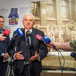 Prezydent Tadeusz Truskolaski udziela wywiadu podczas konferencji, obok inni uczestnicy wydarzenia