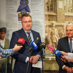 Zastępca prezydenta Rafał Rudnicki udziela wywiadu, obok stoi Prezydent Tadeusz Truskolaski oraz reporterzy
