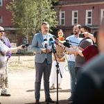Zastępca Prezydenta Rafał Rudnicki udziela wywiadu do mikrofonów, obok stoją dziennikarze 
