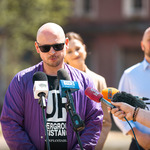 Dyrektor Up To Date Jędrzej Dondziło udziela wywiadu do mikrofonów 