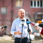 Marszałek Łukasz Prokorym udziela wywiadu do mikrofonów 