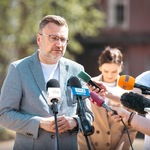Zastępca Prezydenta Rafał Rudnicki udziela wywiadu do mikrofonów 