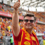 Zenek Martyniuk na tle trybun
