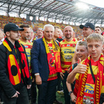 Prezydent Tadeusz Truskolaski, Wojewoda Jacek Brzozowski, Marszałek Łukasz Prokorym stoją na murawie razem z innymi uczestnikami 