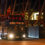 Piłkarze wyjeżdzają ze stadionu autobusem bez dachu
