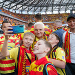Młodzi kibice robią pamiątkowe zdjęcie z Prezydentem Tadeuszem Truskolaskim