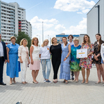 Uczestnicy wydarzenia pozują do wspólnego zdjęcia