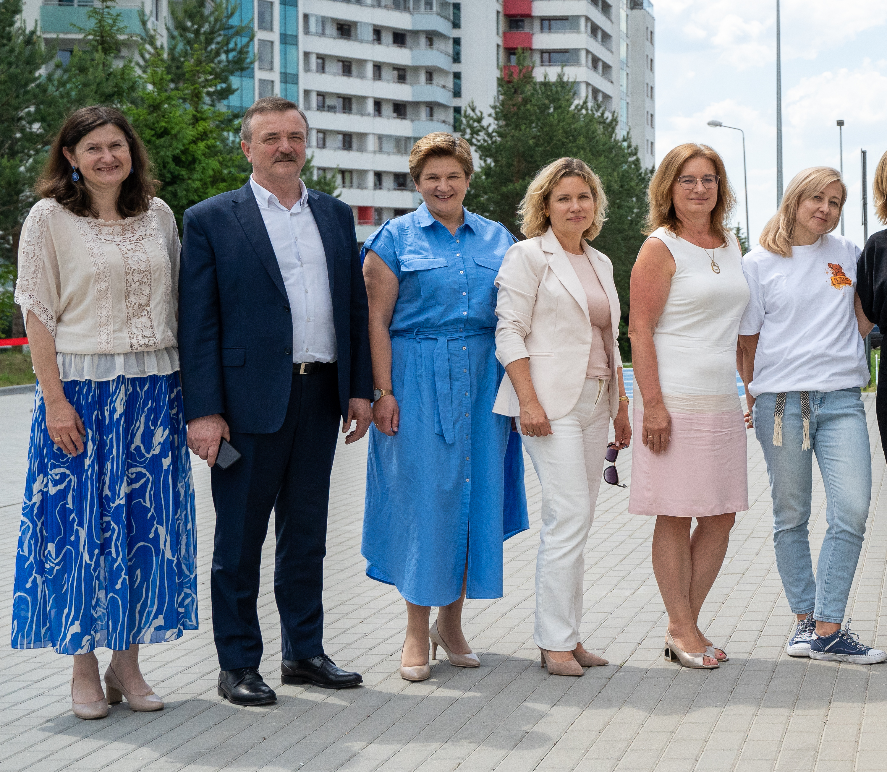 Uczestnicy spotkania pozują do wspólnego zdjęcia