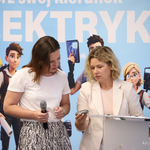 Dwie prowadzące stoją przy mównicy