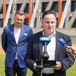 Tomasz Dębowski prezes spółki Stadion Miejski udziela wywiadu podczas konferencji, w tle stoi Zastępca Prezydenta Rafał Rudnicki