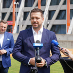  Prezes Jagiellonii Wojciech Pertkiewicz udziela wywiadu podczas konferencji, w tle stoi Zastępca Prezydenta Rafał Rudnicki