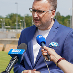 Zastępca Prezydenta Rafał Rudnicki udziela wywiadu do mikrofonów