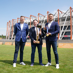 Zastępca Prezydenta Rafał Rudnicki, Prezes Jagiellonii Wojciech Pertkiewicz oraz Tomasz Dębowski prezes spółki Stadion Miejski stoją na tle Stadionu Miejskiego