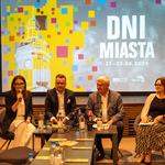 Prezydent Miasta Białystok wraz z innymi urzędnikami udzielają wywiadu podczas konferencji