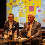 Prezydent Tadeusz Truskolaski mówi do mikrofonu, obok siedzi Zastępca Prezydenta Rafał Rudnicki
