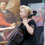 Kobieta gra na instrumencie smyczkowym