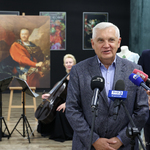 Prezydent Tadeusz Truskolaski udziela wywiadu podczas konferencji