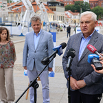 Prezydent Tadeusz Truskolaski udziela wywiadu, w tle inni uczestnicy konferencji