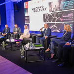 Przedstawiciele miast tworzących festiwal siedzą na kanapach w trakcie konferencji