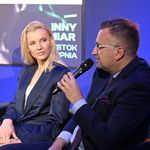 Zastępca Prezydenta Rafał Rudnicki mówi do mikrofonu w trakcie konferencji