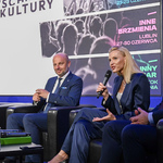 Ministra kultury i dziedzictwa narodowego Hanna Wróblewska mówi do mikrofonu w trakcie konferencji, obok siedzi Zastępca Prezydenta Rafał Rudnicki