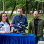 Joanna Kozłowska z fundacji Szamto udziela wywiadu podczas konferencji, w tle Rafał Dowgiert i Zastępca Prezydenta Rafał Rudnicki