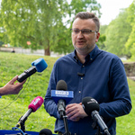 Zastępca Prezydenta Rafał Rudnicki udziela wywiadu w Parku Branickich