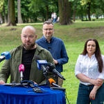 Rafał Dowgiert udziela wywiadu podczas konferencji, w tle Zastępca Prezydenta Rafał Rudnicki oraz Joanna Kozłowska