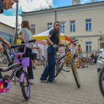 Białostoczanka stoi z rowerem, w tle inne rowery