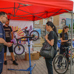 Białostoczanie stoją przy stanowisku serwisu rowerowego