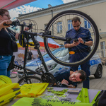 Policjanci sprawdzają rower białostoczanki