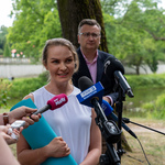 Joginka Anna Chomczyk trzyma w rękach mate i udziela wywiadu podczas konferencji 