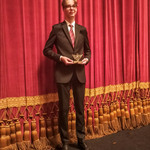 Patryk Paszko trzyma statuetkę