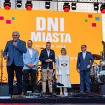 Prezydent Tadeusz Truskolaski przemawia do mikrofonu ze sceny, w tle Zastępcy Prezydentów oraz Radna