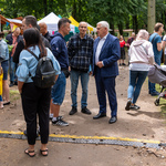 Prezydent Tadeusz Truskolaski spaceruje wśród białostoczan podczas wydarzenia