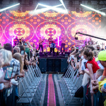 Enej gra koncert na scenie, na pierwszym planie białostoczanie na widowni
