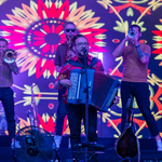 Zespół Enej na scenie gra koncert
