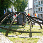  Pomnik-kopuła Wielkiej Synagogi przy ul. Suraskiej, w tle flagi 