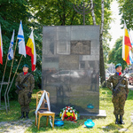  Pomnik-kopuła Wielkiej Synagogi przy ul. Suraskiej, obok stoją mundurowi 