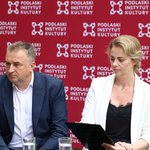 Wójt Gminy Czeremcha Jerzy Wasiluk oraz Zastępca Dyrektora Opery i Filharmonii Podlaskiej Agnieszka Jabłońska siedzą podczas konferencji