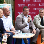 Zastępca Prezydenta Tomasz Klim udziela wywiadu podczas konferencji, obok siedzą inni uczestnicy
