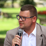 Zastępca Prezydenta Tomasz Klim mówi do mikrofonu podczas konferencji