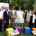 Zastępca Prezydenta Tomasz Klim oraz inni urzędnicy stoją obok plakatu 