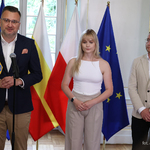 Zastępca Prezydenta Rafał Rudnicki przemawia do mikrofonu, obok stoją Aleksandra Pietruk oraz Paweł Pietruk
