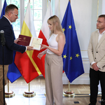 Zastępca prezydenta Rafał Rudnicki wręcza pamiątkowy list Aleksandrze Pietruk, obok stoi Paweł Pietruk