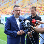 Zastępca prezydenta Rafał Rudnicki mówi do mikrofonów podczas konferencji, w tle reporterzy